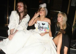 Lady Gaga diện váy xẻ sâu khoe "vòng một"