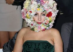 Lady Gaga trùm băng đô hoa kín mặt