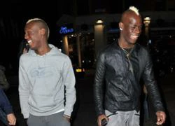 Mario Balotelli chữa mắt bằng... rượu và gái