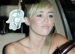 Miley Cyrus để ngực trần đi đón người yêu