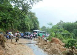 Mưa to, lở núi gây tắc đường lên Sa Pa