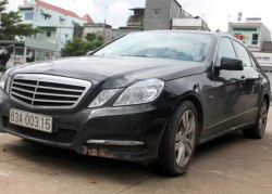 Phát hiện vụ trộm từ chiếc Mercedes bên vệ đường