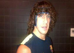 Puyol ra mắt chiếc mặt nạ mới