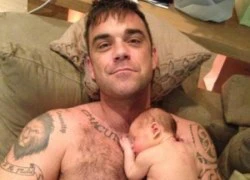 Robbie Williams khoe ảnh con gái 2 ngày tuổi