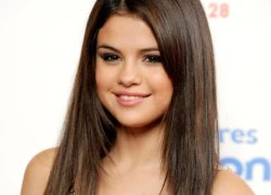 Selena Gomez đẹp như thiên thần trong váy trắng tinh khôi