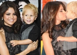 Selena "rủ" em trai Justin tạo dáng trên thảm đỏ