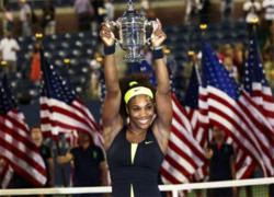 Serena Williams tạo dáng nhí nhảnh với Cup