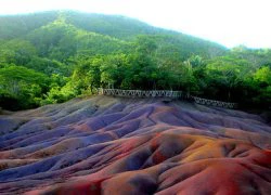 Thấn thờ dải đất 7 mầu ở "Seven Coloured Earth"