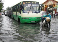 TPHCM: Mưa lớn kéo dài, đường phố lại ngập nặng