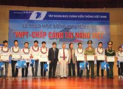 Trao học bổng khuyến học cho 10 thủ khoa đại học năm 2012