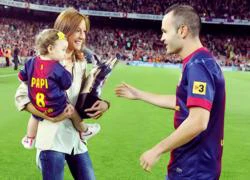 Vợ con tới sân chia vui với Iniesta