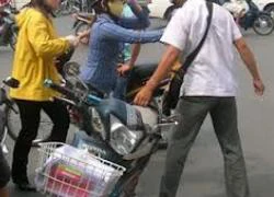 Vờ va chạm giao thông để trộm cắp