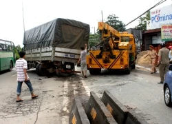 Xe tải nổ bánh "đại náo" trên quốc lộ 1A