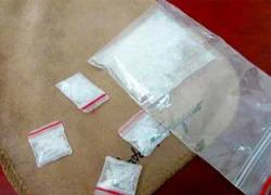 Bắt quả tang nữ quái giấu heroin vào 'chỗ kín'