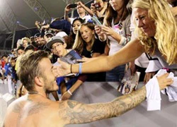 Beckham 'bán nude', cười tươi ký tặng fan