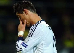 C. Ronaldo buồn dù ghi tuyệt phẩm