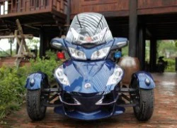 Cầm lái 'quái xế' ba bánh 2011 Can-Am Spyder RT