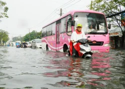 Cận cảnh đường Sài Gòn 'sóng sánh' như sông