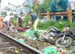 Cố băng qua đường sắt, suýt mất mạng