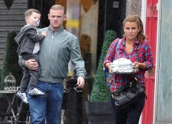 Con trai Rooney ngộ nghĩnh trên phố