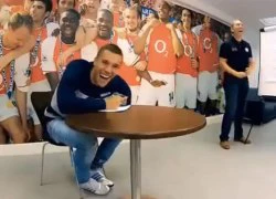 Cựu sao Arsenal dạy Podolski nói tiếng lóng London