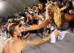 David Beckham lưng trần ôm fan nữ