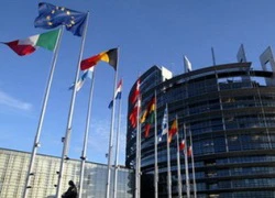 EU dọa siết chặt cấm vận, Iran tính thải dầu trả đũa