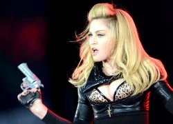 Fan Mỹ nổi giận vì Madonna mang súng lên sân khấu