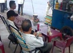 "Hai ngón" vô tư "tác nghiệp" trên xe buýt