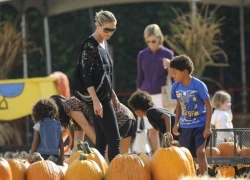 Heidi Klum đưa các con đi chơi Halloween