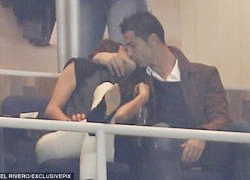 Irina Shayk hôn CR7 quên trời đất