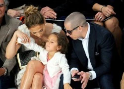 Jennifer Lopez đưa con gái tới xem show diễn của Chanel