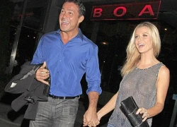 Joanna Krupa, ngôi sao Real Housewife of Miami diện một chiếc áo hở hang xuyên thấu nhưng bên trong lại không mặc áo lót.