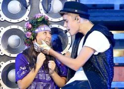 Justin Bieber âu yếm fan nữ