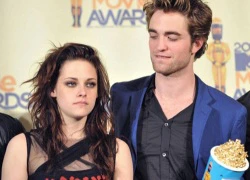 Kristen Stewart lén lút nhắn tin cho tình cũ