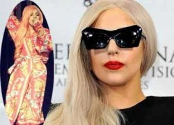 Lady Gaga hát "chay" và diện áo choàng lên sân khấu