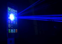 Màn tra tấn iPhone 5 bằng tia laser