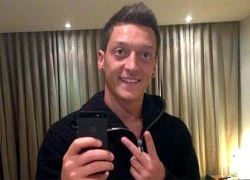 Mesut Oezil khoe tóc mới và... iPhone 5