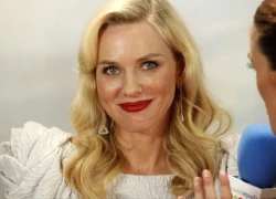 Naomi Watts tự tin với gương mặt đầy nếp nhăn