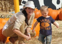 Ngắm bé yêu nhà Sao theo chân bố mẹ đi chọn bí ngô Halloween