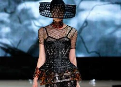 Ngất ngây trước vẻ gợi cảm của Alexander McQueen