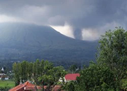 Núi lửa Lokon phát nổ dữ dội