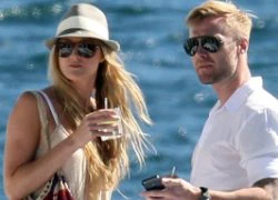 Ronan Keating công khai hôn bạn gái mới