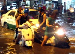 Sài Gòn lại ngập sâu vì triều cường