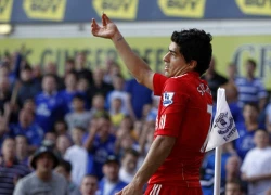 Suarez nhận 'tiền lẻ' từ fan Everton