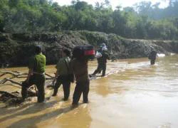 Theo chân cảnh sát truy quét 'vàng tặc' trong rừng thẳm