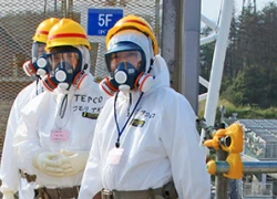 Thủ tướng Nhật khoác đồ chống phóng xạ thăm Fukushima