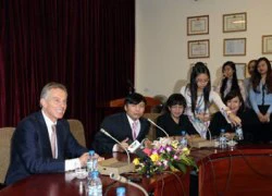 Tony Blair "truyền" kinh nghiệm cho SV ngoại giao Hà Nội