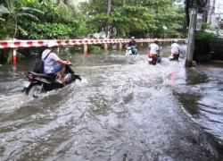 TPHCM: Triều cường đạt đỉnh, phố lại thành "sông"