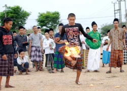 Trái bóng 'siêu độc' của sinh viên Indonesia